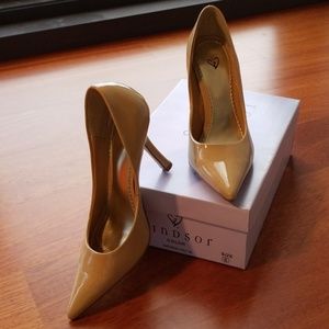 Like new patent leather pumps